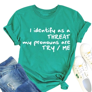 Mise à plat d'un t-shirt vert avec slogan 'I identify as a THREAT' et un jean