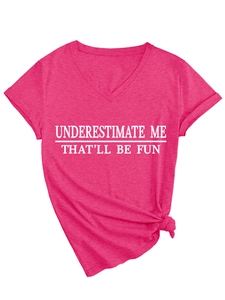 Détail d'un t-shirt rose col V avec texte blanc et nœud décoratif à l'ourlet