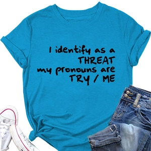 Détail à plat du t-shirt bleu à col rond avec le texte imprimé I Identify As A Threat