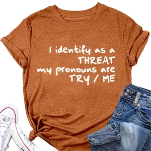 T-shirt en coton rouge rouille avec imprimé artistique blanc I identify as a threat