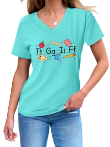 Dettaglio maglietta da donna con scollo a V color verde acqua e stampa scuola colorata