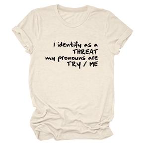 Détail d'un t-shirt en coton crème avec imprimé I identify as a THREAT dessiné