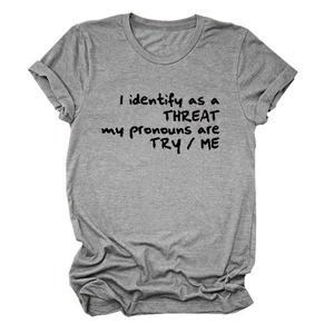 Détail du t-shirt gris avec slogan I identify as a threat et revers sur les manches