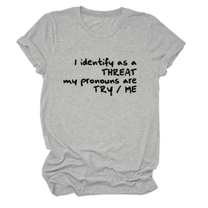 Détail d'un t-shirt gris à col rond avec le design de texte 'I identify as a THREAT'