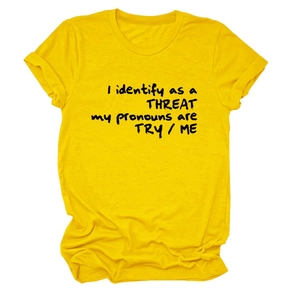 Détail du t-shirt jaune en coton avec texte graphique noir et manches à revers