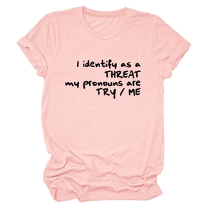 T-shirt rose à col rond avec lettrage noir audacieux et texture en coton doux