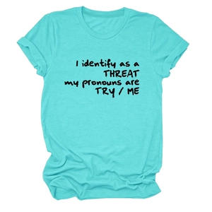 T-shirt en coton vert menthe posé à plat avec impression de texte 'I identify as a THREAT'