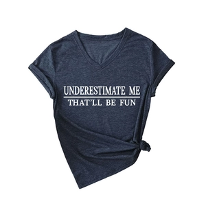 T-shirt col V pour femme bleu marine avec slogan Underestimate Me et nœud frontal