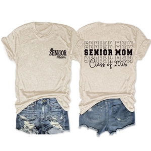 Vue avant et arrière du t-shirt Senior Mom 2026 avec short en jean bleu