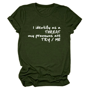 Détail d'un t-shirt col rond vert armée avec slogan TRY ME imprimé sur coton doux
