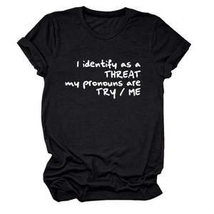 Détail d'un t-shirt en coton noir avec slogan blanc imprimé I identify as a THREAT