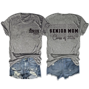 Vue avant et arrière du t-shirt Senior Mom 2026 et de son short en jean effiloché