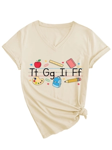 Dettaglio della stampa scolastica e del nodo decorativo su t-shirt beige con scollo a V