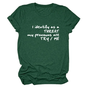 Détail d'un t-shirt vert foncé montrant l'imprimé blanc et le col rond classique