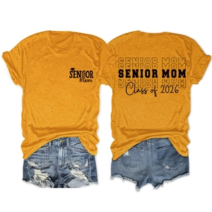 T-shirt jaune moutarde Senior Mom 2026 recto-verso avec short en jean sur fond blanc uni