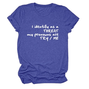 Détail d'un t-shirt en coton bleu roi avec le slogan blanc I identify as a threat