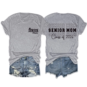 Vue recto-verso du t-shirt Senior Mom 2026 avec un short en jean déchiré tendance
