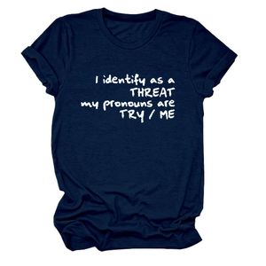 Détail du t-shirt bleu marine à col rond avec le slogan blanc I identify as a threat