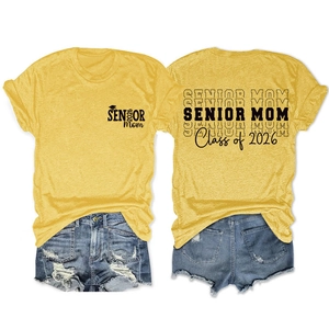 Détail de l'imprimé Senior Mom Class of 2026 sur le t-shirt jaune avec short en jean