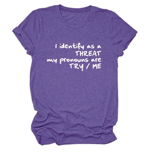 Détail d'un t-shirt violet à col rond avec impression de texte blanc dans un style décontracté