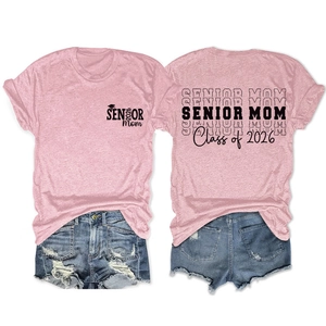 T-shirt rose Senior Mom Class of 2026 avec texte de remise de diplôme et short en jean