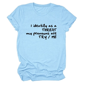 T-shirt bleu clair à col rond avec graphique I Identify As A Threat et revers aux manches