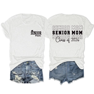 Vue détaillée à plat de l'ensemble t-shirt Senior Mom 2026 et short en jean usé