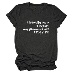 Détail d'un t-shirt gris foncé avec slogan blanc 'I identify as a THREAT' imprimé