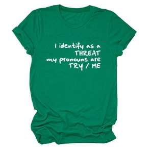 Détail du t-shirt en coton vert montrant les revers de manches et l'imprimé graphique blanc