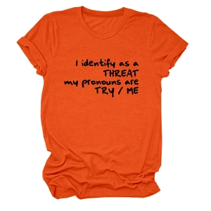 Détail du t-shirt en coton orange avec slogan imprimé en noir et col rond ajusté