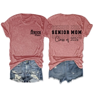 Vues avant et arrière du T-shirt Senior Mom Class of 2026 en rose rouille avec motif