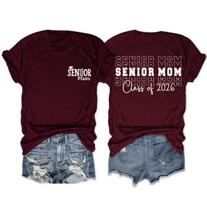 Détail du t-shirt bordeaux avec imprimé Senior Mom 2026 et short en jean