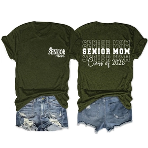 T-shirt olive Senior Mom 2026 à plat avec détails des vues de face et de l'arrière