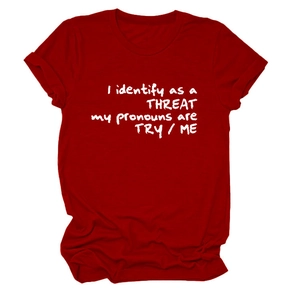 Détail à plat d'un t-shirt bordeaux à col rond avec un design de texte blanc manuscrit