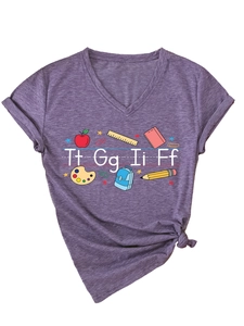 Dettaglio maglietta viola scollo a V con stampa a tema scuola e trama in maglia fine