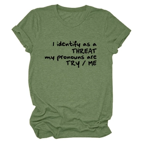 Détails de la texture du tissu et de l'imprimé du t-shirt vert à col rond avec texte