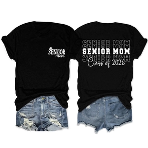 Mise à plat du t-shirt noir Senior Mom Class of 2026 et du short en jean usé