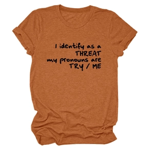 Gros plan du t-shirt marron caramel avec slogan I identify as a threat imprimé