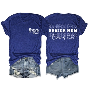 Vue avant et arrière du t-shirt Senior Mom 2026 bleu marine avec short en jean