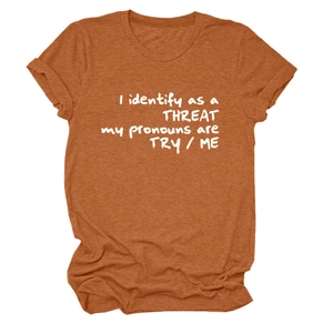 Détail du t-shirt orange brique avec le texte imprimé I identify as a THREAT