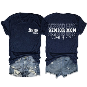 T-shirt bleu marine Senior Mom Class of 2026 en coton à manches courtes avec imprimé blanc