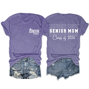 Détail du t-shirt violet Senior Mom 2026 avec short en jean bleu délavé pour femmes