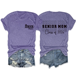 Détail de t-shirts violets Senior Mom 2026 avec des shorts en jean bleu