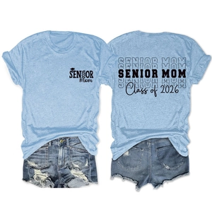 Détails avant et arrière du t-shirt bleu clair Senior Mom 2026 et short en jean