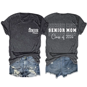Détail recto verso du T-shirt gris Senior Mom 2026 avec impression blanche et col rond
