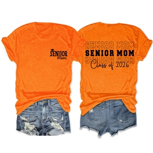 Détail du t-shirt orange Senior Mom 2026 montrant l'imprimé au dos et la texture