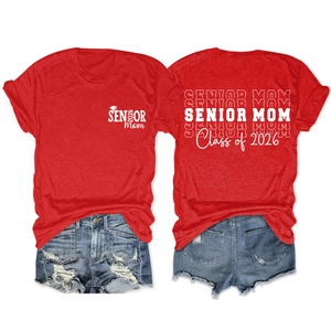 Détails recto-verso du t-shirt rouge Senior Mom Class of 2026 en coton pour maman