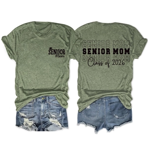 Vue avant et arrière du t-shirt olive Senior Mom Class of 2026 pour la remise des diplômes