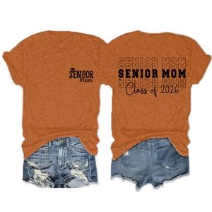 Détails avant et arrière du t-shirt orange Senior Mom Class of 2026 avec un short