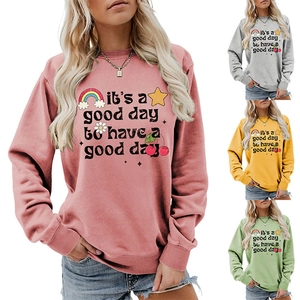 Vue détaillée du sweat avec slogan coloré montrant quatre options de couleurs pastel